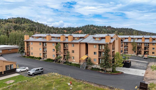 Upgraded Brian Head Timberbrook Condo close to ski slopes sleeps 4 in Brian Head