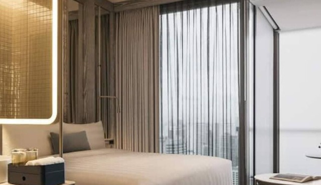 Upscale Hotel Club King w Balcony Next to Famous Orchard Rd