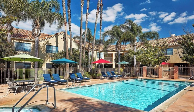 Upscale King Room | 0.1 Miles to Six Flags | On-Site Restaurant & Lounge