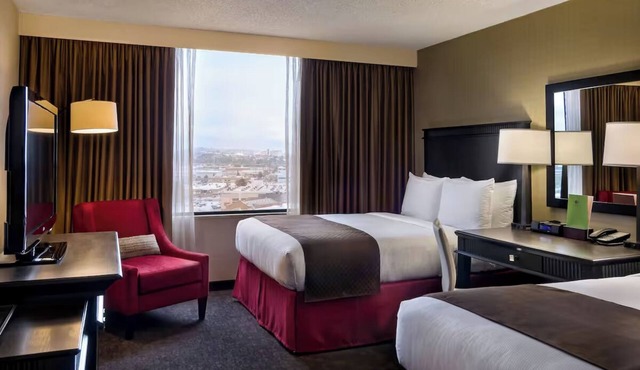 Urban Downtown Stay Perfect for Commuters Near Major Transit and Highways