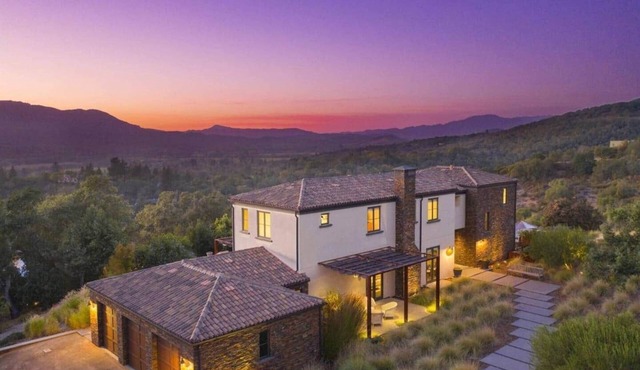 Luxury Modern Home w/Infinity Pool - 3400 sq ft