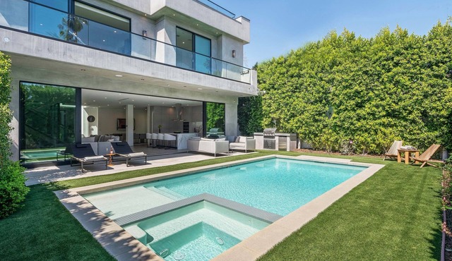 Villa Bond by LuxJB🥇Design Award-Winner 🏆 Heated Pool & Jacuzzi 🏆Rooftop-Deck