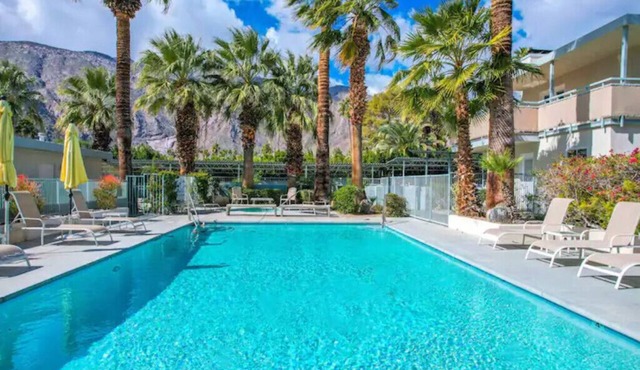 Villa Hermosa Getaway-Walk to Downtown in Palm Springs