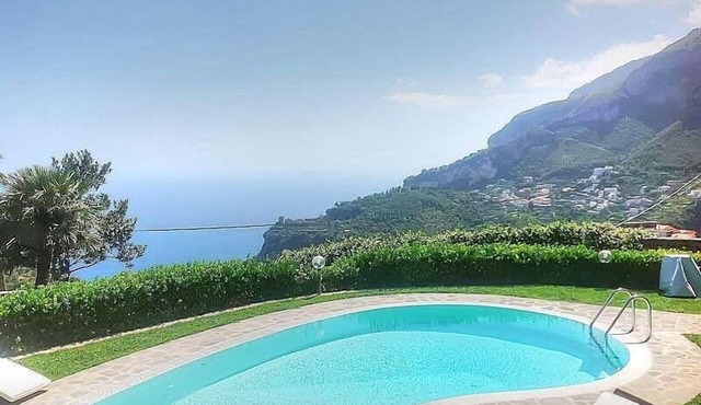Villa Mabella: A bright and elegant three-story historical villa located on a hillside, facing the sea, with Free WI-FI. in Scala