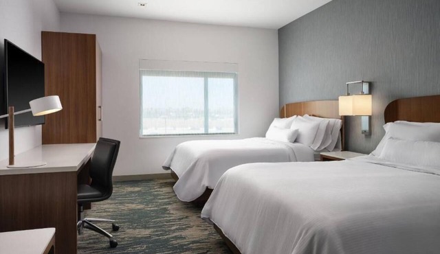 Walk to Disney - Stylish Suites with Pool, Free Wi-Fi and Breakfast