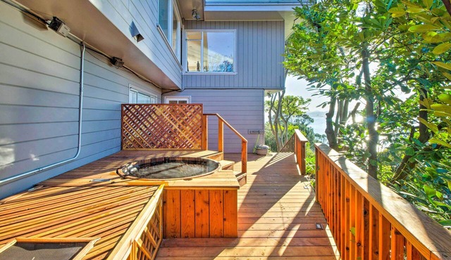 Walk to Keller Beach: Waterfront Studio w/Hot Tub