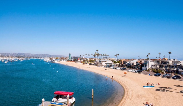 Waterfront 3 bd 2ba with amazing bay and beach views. Beach access and walkable