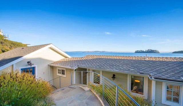 WATERFRONT BAY HOUSE, SPECTACULAR VIEWS!