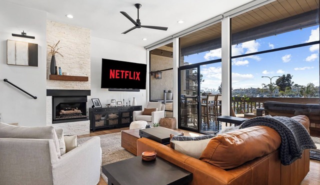 Waterfront Marina Retreat - Parking + Workspaces + Large Balcony with Six Pools