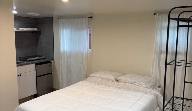 Welcome to Oakdale, Ca Comfortable Private Bedroom/Bath, 69 miles to Yosemite.