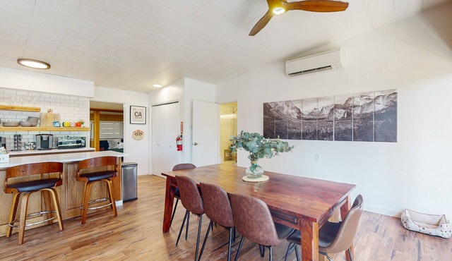 Welcoming retreat with a full kitchen, central AC, & washer/dryer - dogs welcome