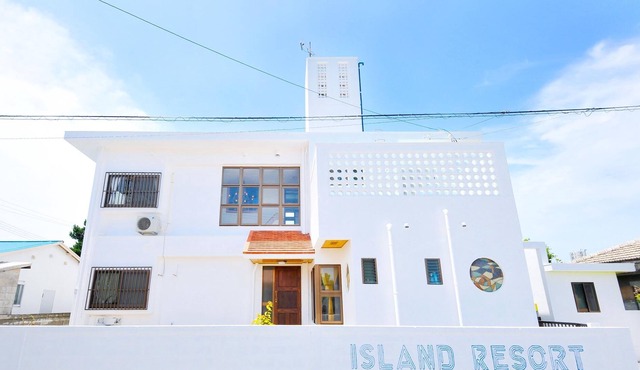 Within 1 minute walk to the beach.Island, Hamahigajima where we can go by car.Shall we travel to live on the island where God lives?