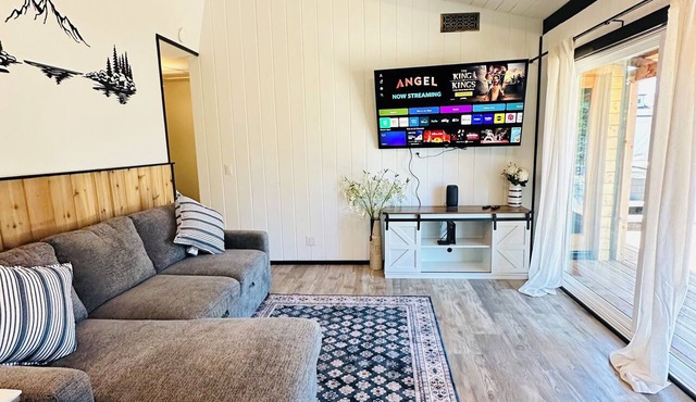 Woodland Retreat | Cozy Kingsbury Cabin w/Hot Tub & Sauna | NVH0650