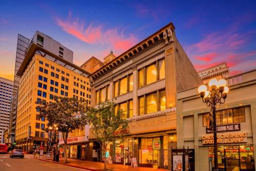 Woolworth Loft - Elegant Stay with City Views