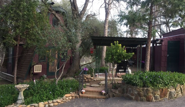 Yosemite's Suite Retreat's "Gingerbread House, Perfect for 2!