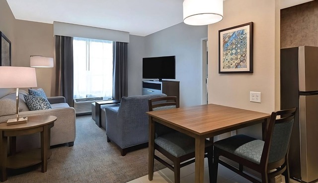 Your Home of Comfort and Joy! 2 Relaxing Units, Kitchen, Free Breakfast, Pool!