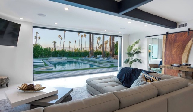 Your Own Luxury Resort. 6 Bd + bonus kid's room!