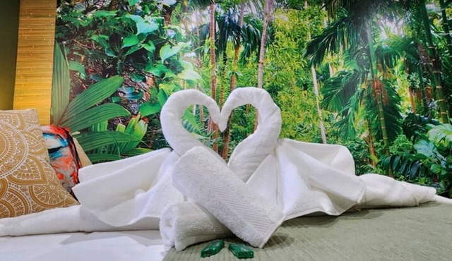 Zen Retreat-Jacuzzi, kitchenette, Walk to fun