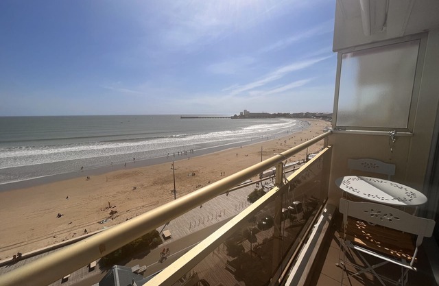 "Beachfront Studio with Balcony and Stunning Sea View" in Les Sables-d'Olonne