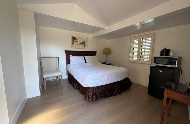 Single Queen Cottage