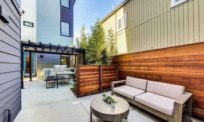 Hoover - Foster Apartment | Fully-Stocked Studio Suite Near Downtown Oakland