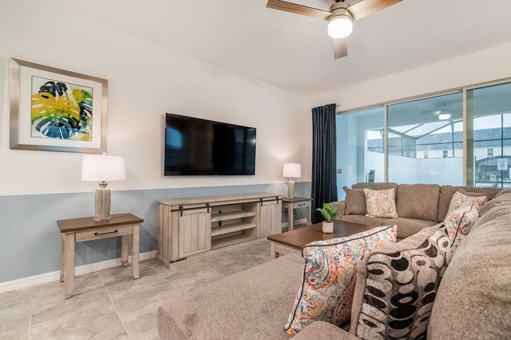 Bay Lake Apartment | 5 Bedroom Townhome 728537 by Houzlet
