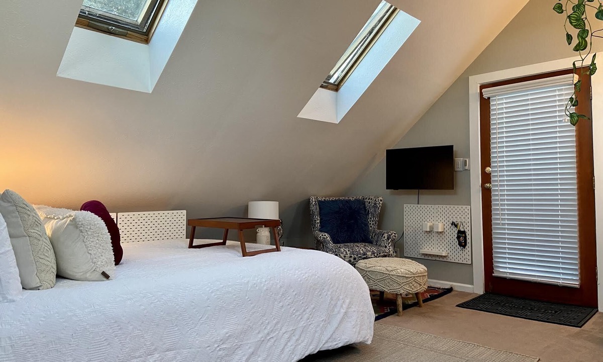 El Granada Apartment | Stylish Seaside Cottage - Walking to Beach