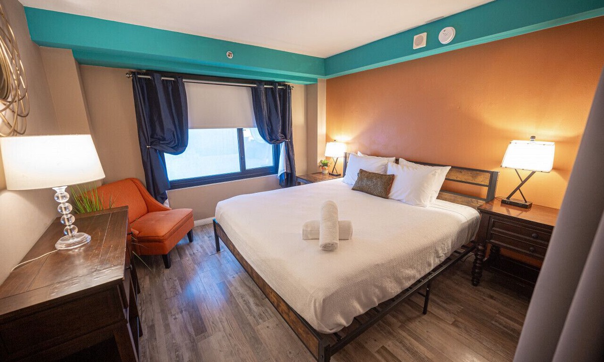 Las Vegas Strip Condo | Stay Together Suites - Group Condominium, Sleeps 16, Center Strip - Jockey Club