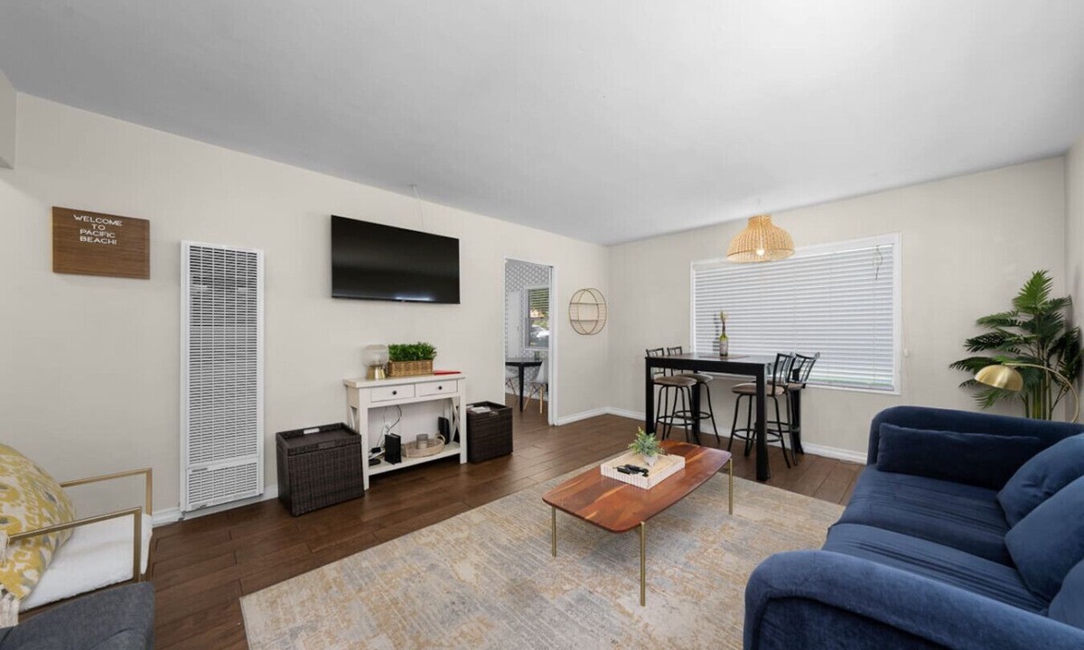 Crown Point Condo | Stylish PB Bungalow, just Blocks to the Beach
