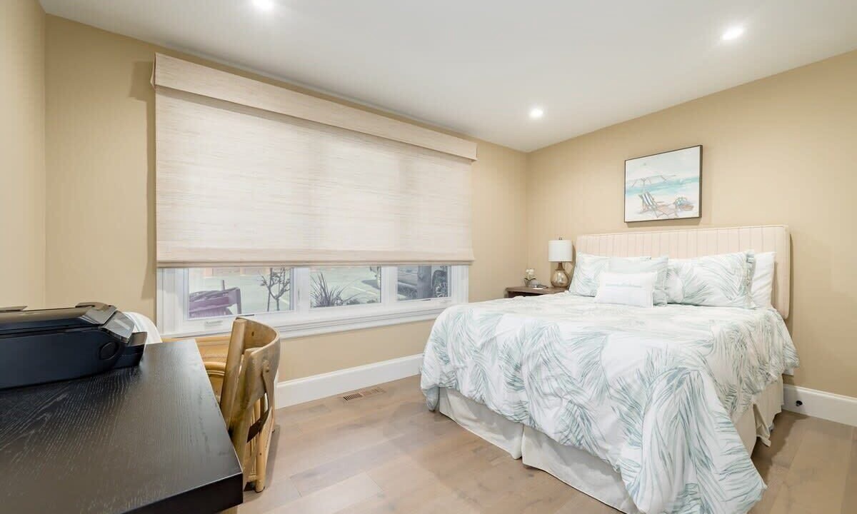 Capitola Apartment | Pink Venetian (Upper Unit)