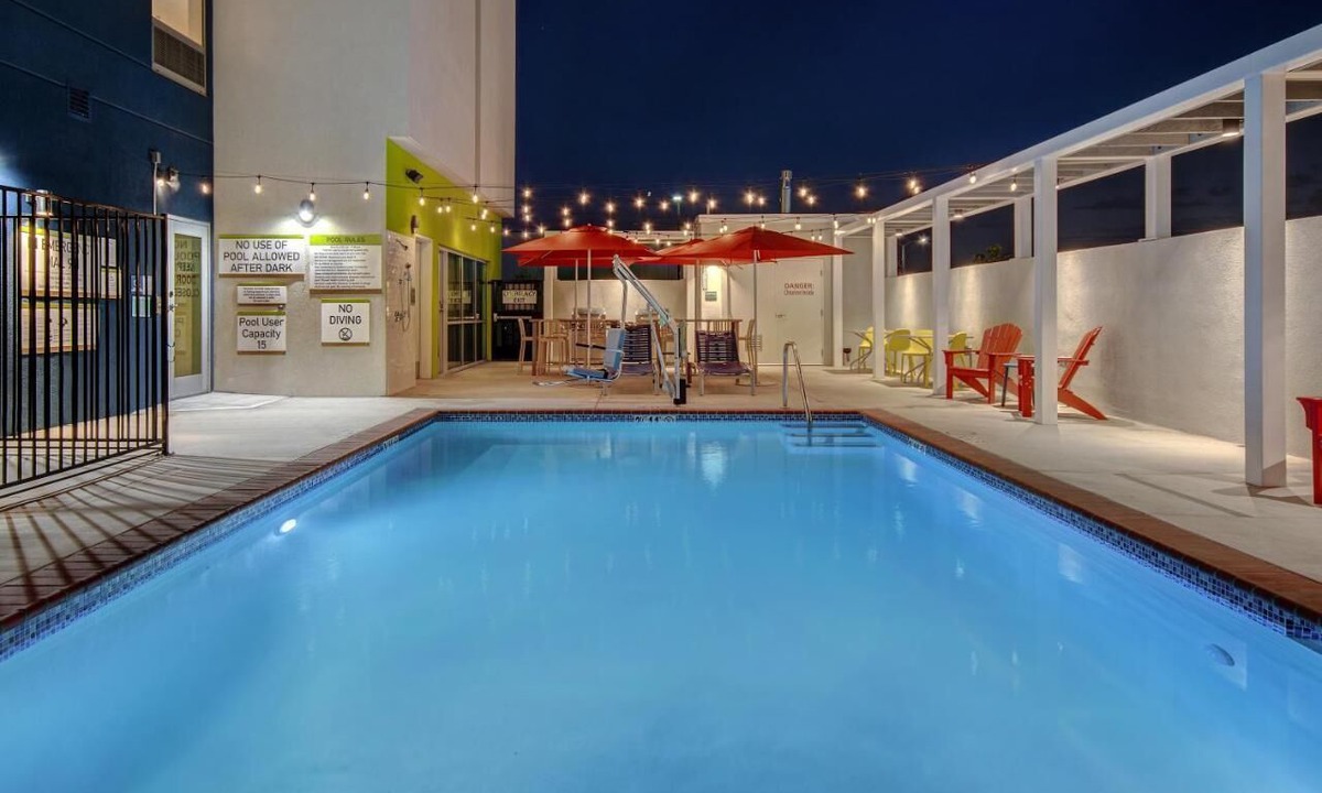 Garden Grove Hotel | Short Drive to Angel Stadium of Anaheim! Onsite Parking and FREE Breakfast!