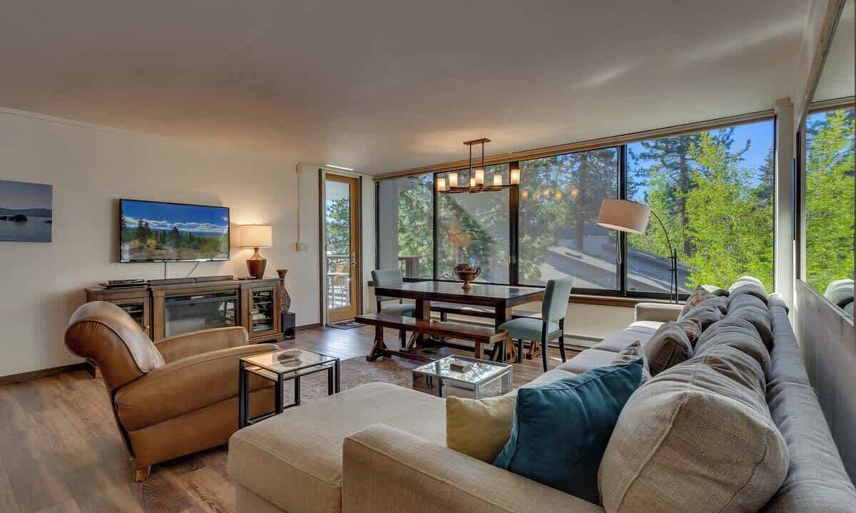 Brockway Apartment | Bright and Cozy Lakeview Retreat #59