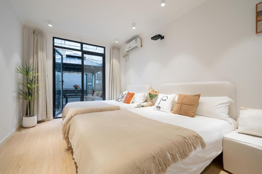 Huaihai Road Commercial Area Apartment | YunXuan - Generous Central Flat with Exclusive Courtyard