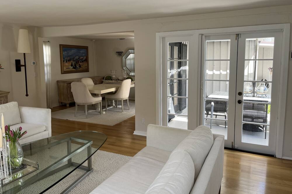 Photo of Livingroom in Valley Village