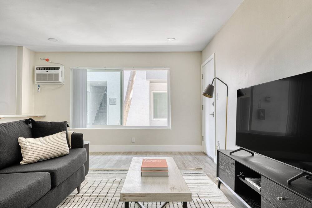 Photo of Livingroom in Valley Village