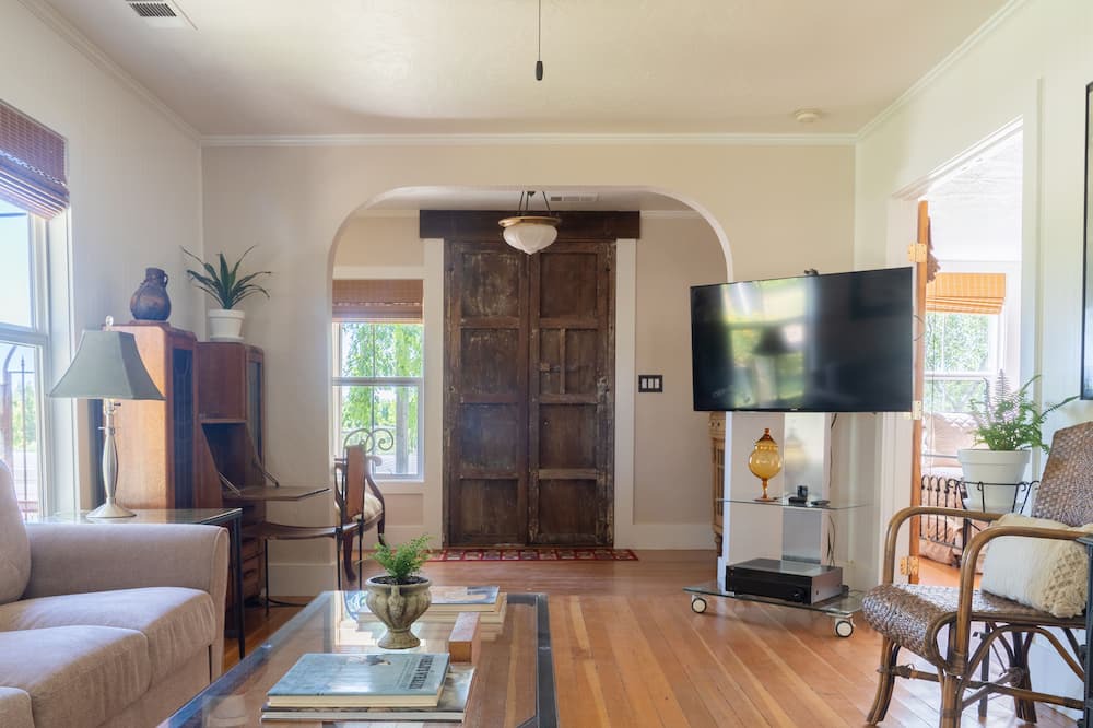 Photo of Livingroom in Victor