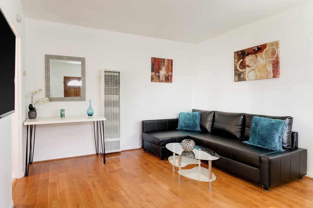 Photo of Livingroom in Valley Village