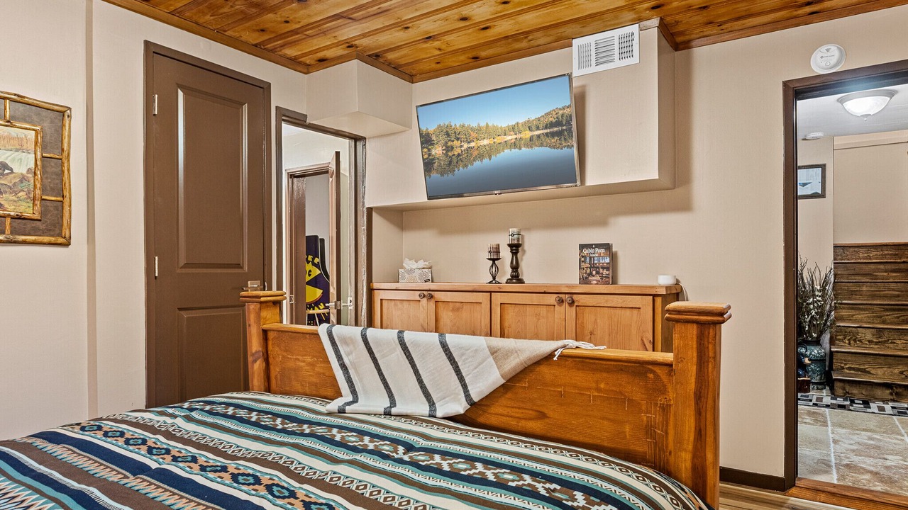 Photo of Bedroom in Crestline