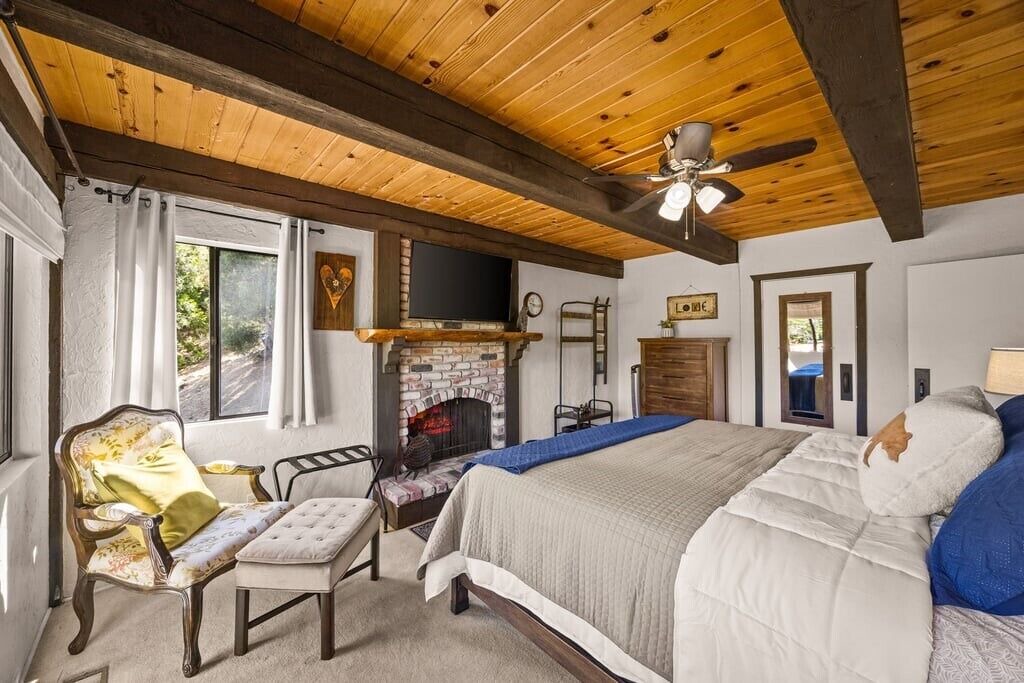 Photo of Bedroom in Crestline