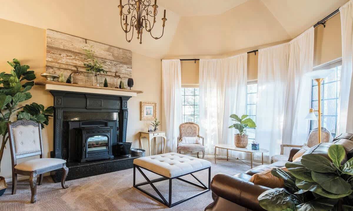 Photo of Livingroom in Summit Estates