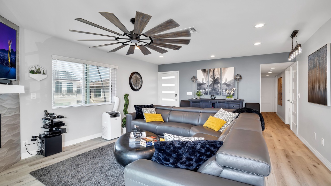 Photo of Livingroom in Old Towne