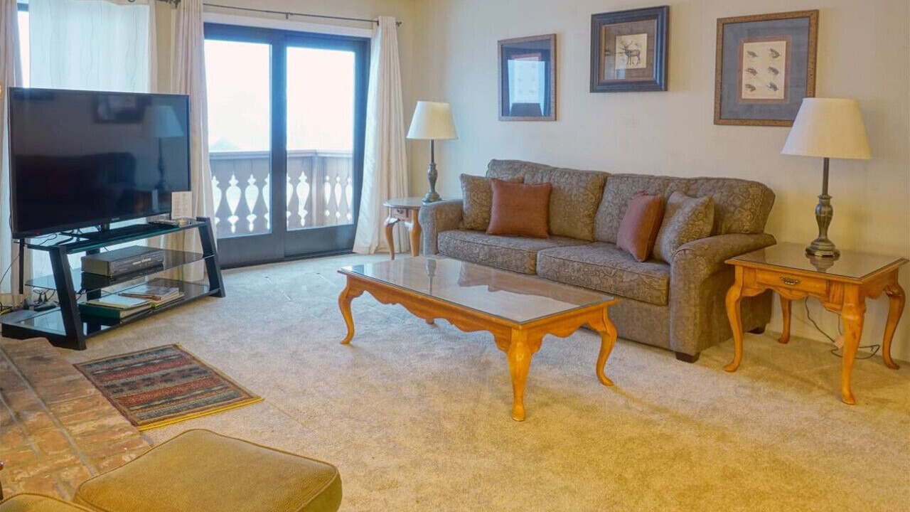 Photo of Livingroom in June Lake