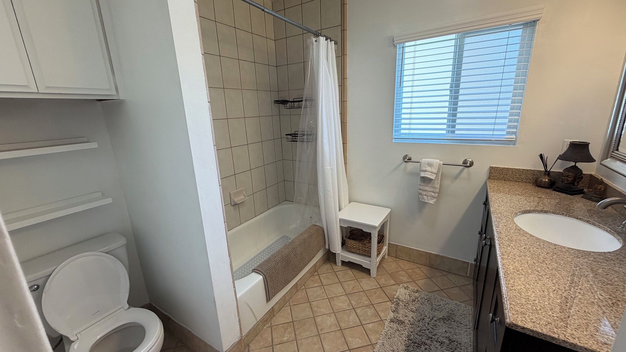 Photo of Bathroom in Mid-Wilshire
