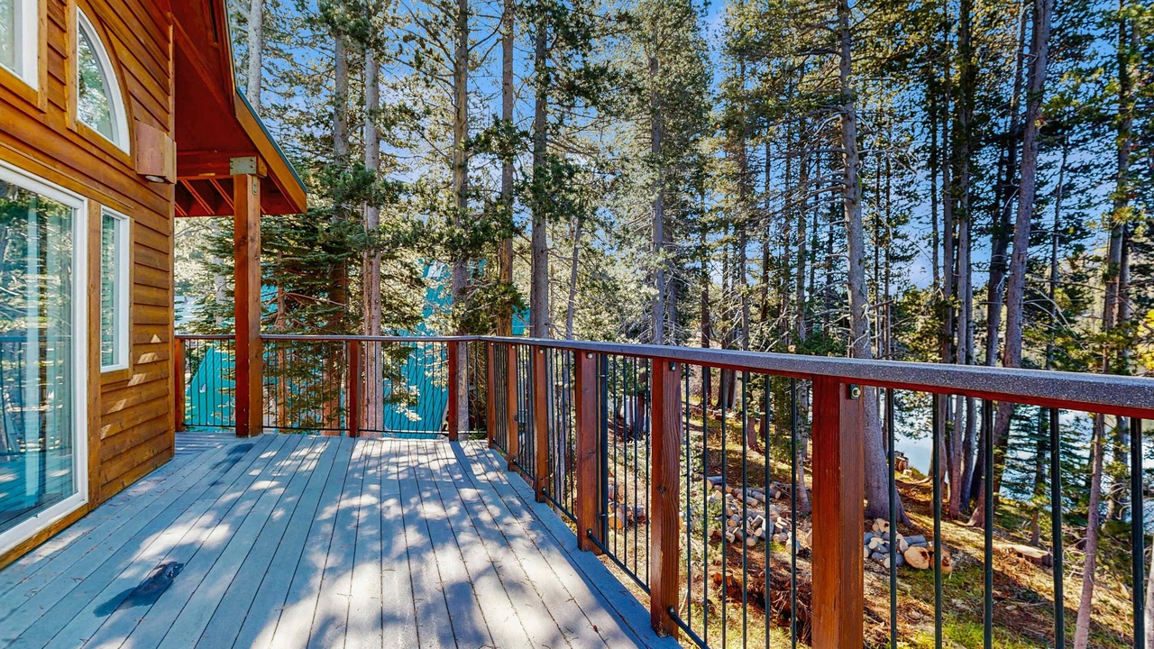 Photo of Patio Balcony in Serene Lakes