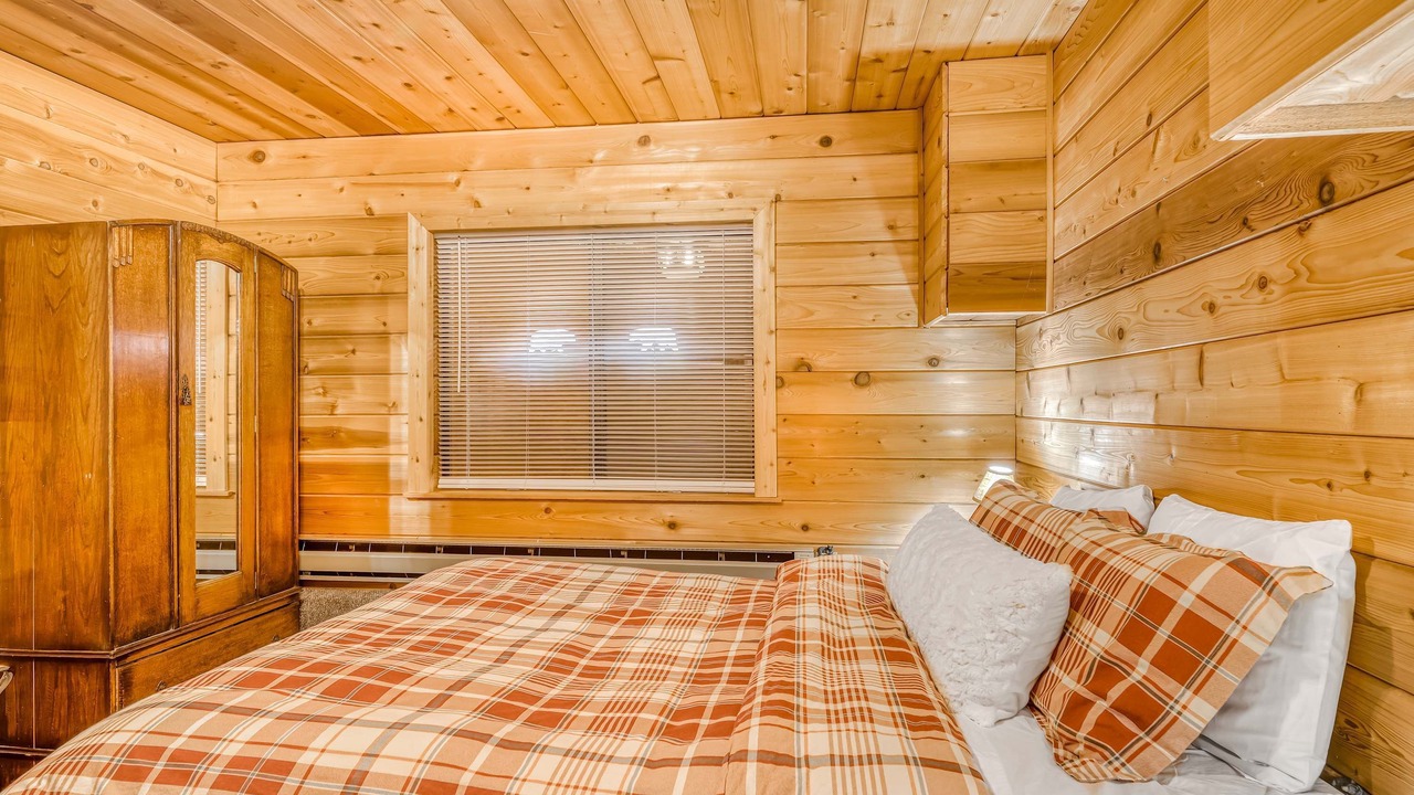 Photo of Bedroom in Serene Lakes
