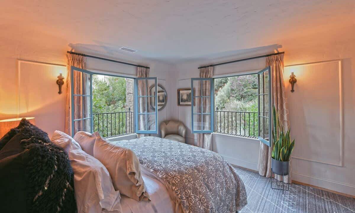 Photo of Bedroom in Beachwood Canyon