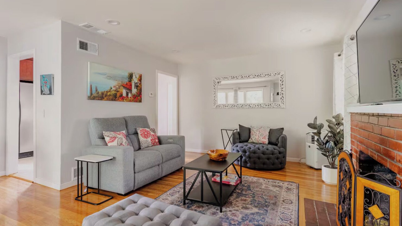 Photo of Livingroom in Suburban Park - Lorelei Manor - Flood Park Triangle