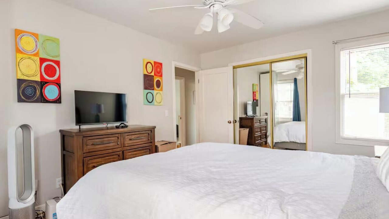 Photo of Bedroom in Suburban Park - Lorelei Manor - Flood Park Triangle