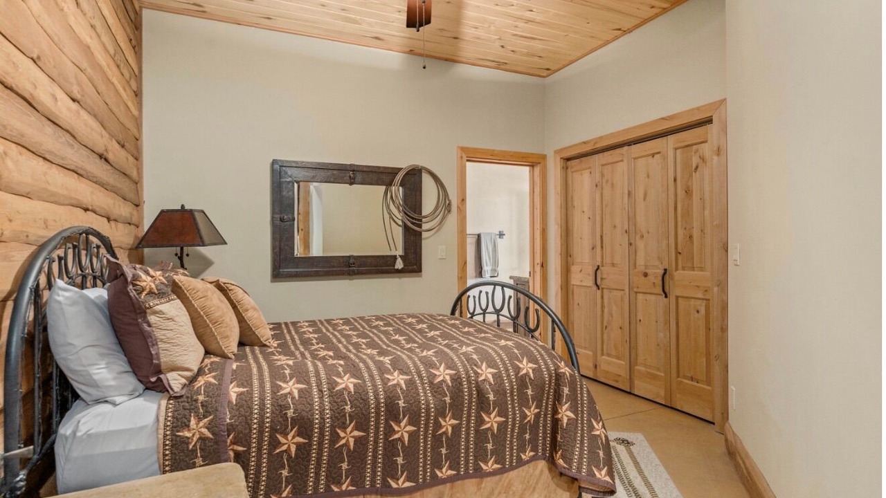 Photo of Bedroom in Mount Shasta