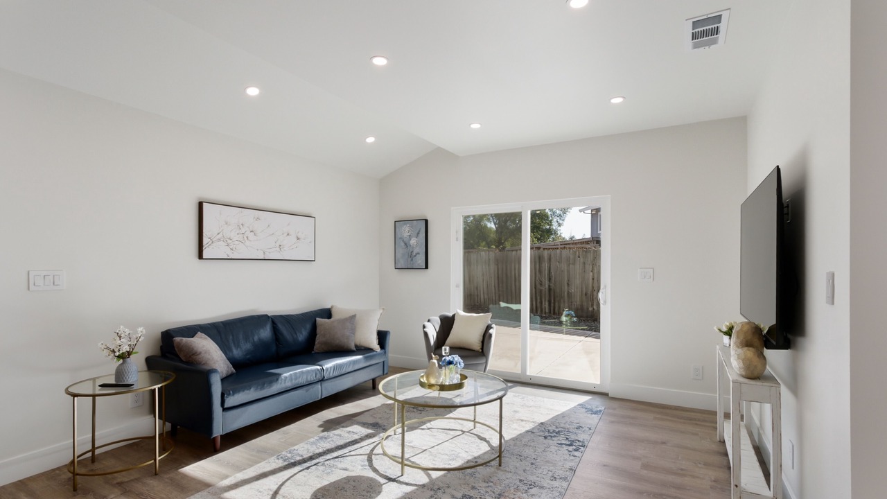 Photo of Livingroom in West Davis Manor